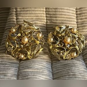 Sarah Coventry Vintage Rhinestone and Pearl Earrings. 
Signed Sarah Cov Clip On